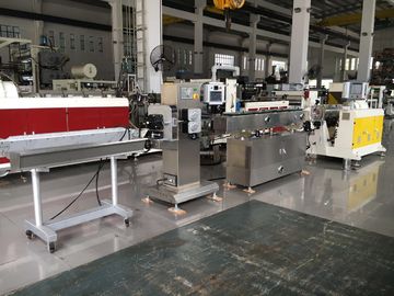 Ligne en plastique d'extrusion de tuyau de PVC avec la lame de scies coupant commandé pneumatique, fabrication de tuyau de PVC