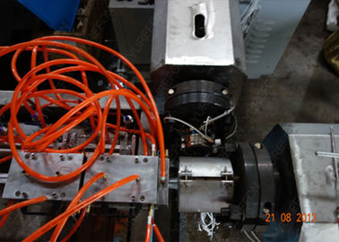 Machine de fabrication de profilés d'extrusion pour câbles en PVC en plastique