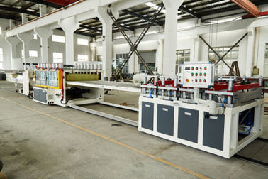 Extrudeuse à mousse de profilés en PVC en plastique WPC Widows Door Frame Floors PP PE PC Hollow Board Sealing Strip ABS PMMA Profile Extrusion Line
