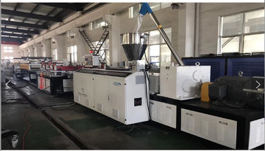 Extrudeuse à mousse de profilés en PVC en plastique WPC Widows Door Frame Floors PP PE PC Hollow Board Sealing Strip ABS PMMA Profile Extrusion Line