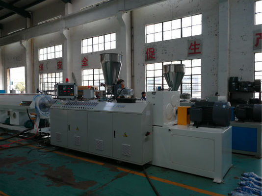 Ligne en plastique complètement automatique machine d'extrusion de profil de PVC de 380V 50HZ d'extrusion de vis de jumeau