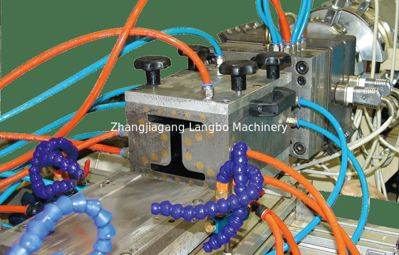 Machine de co-extrusion de profilés de revêtement en bois plastique WPC à haute production