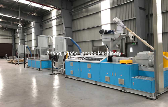 Machine de co-extrusion de profilés de revêtement en bois plastique WPC à haute production