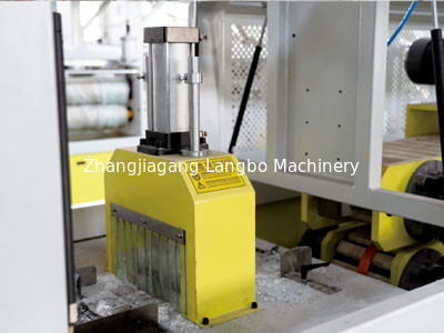Machine de fabrication de profilés en PVC industriel pour les profils personnalisés