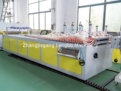 Machine de fabrication de profilés en PVC industriel pour les profils personnalisés