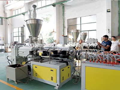 Machine de fabrication de profilés en PVC industriel pour les profils personnalisés