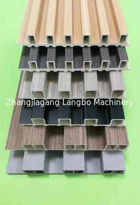 La ligne automatique d'extrusion de production de profil de PVC imperméabilisent pour le panneau de mur