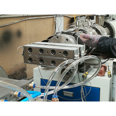 Ligne de production d'extrusion de profilés plastiques en PVC entièrement automatique pour une production de premier ordre