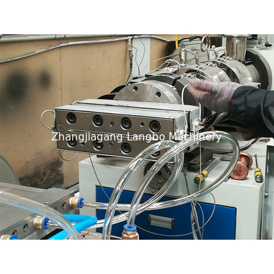 Ligne de production d'extrusion de profilés plastiques en PVC entièrement automatique pour une production de premier ordre