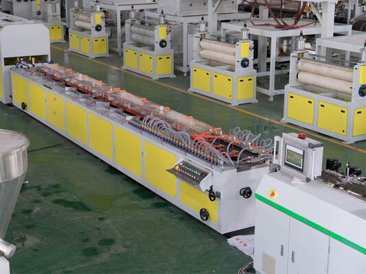 Ligne de production d'extrusion de profilés plastiques en PVC entièrement automatique pour une production de premier ordre