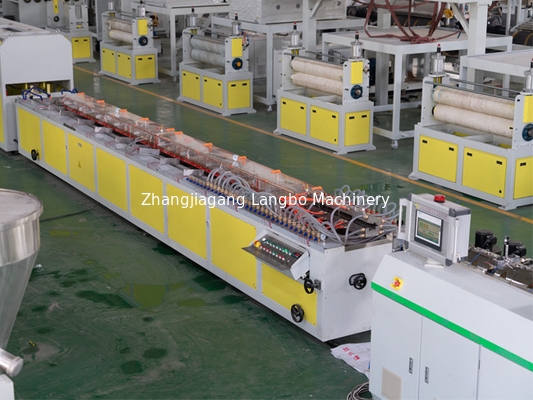 Ligne de production d'extrusion de profilés plastiques en PVC entièrement automatique pour une production de premier ordre