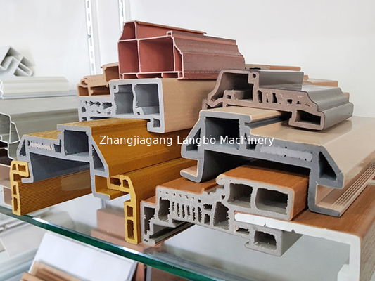 Chaîne de production en plastique d'extrusion de profil de PVC vis jumelle conique de 55KW
