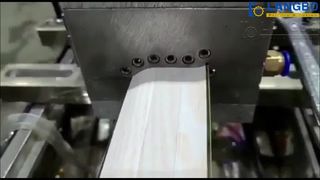 Fabrication de panneaux de revêtement de sol en PVC